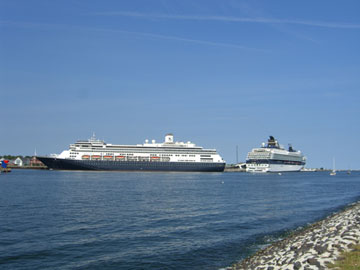 zwei Kreuzfahrtschiffe in Warnemünde