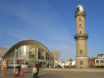 Leuchtturm und Teepott in Warnemünde